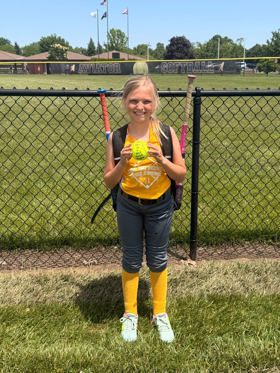 erinm28's tweet photo. MVP of the game today 🥎 👏🏻💛 https://t.co/R59IRhb6hN