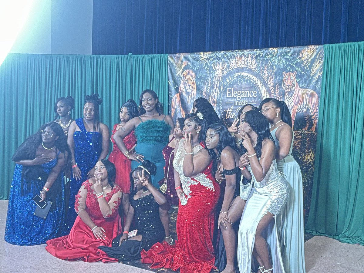 PrincipalWD's tweet photo. We celebrate with our 8th grade end of year dance!🙌🏾🙌🏾🎉🎉💃🏽🕺🏽🕺🏽🕺🏽 https://t.co/KycJ85ipma