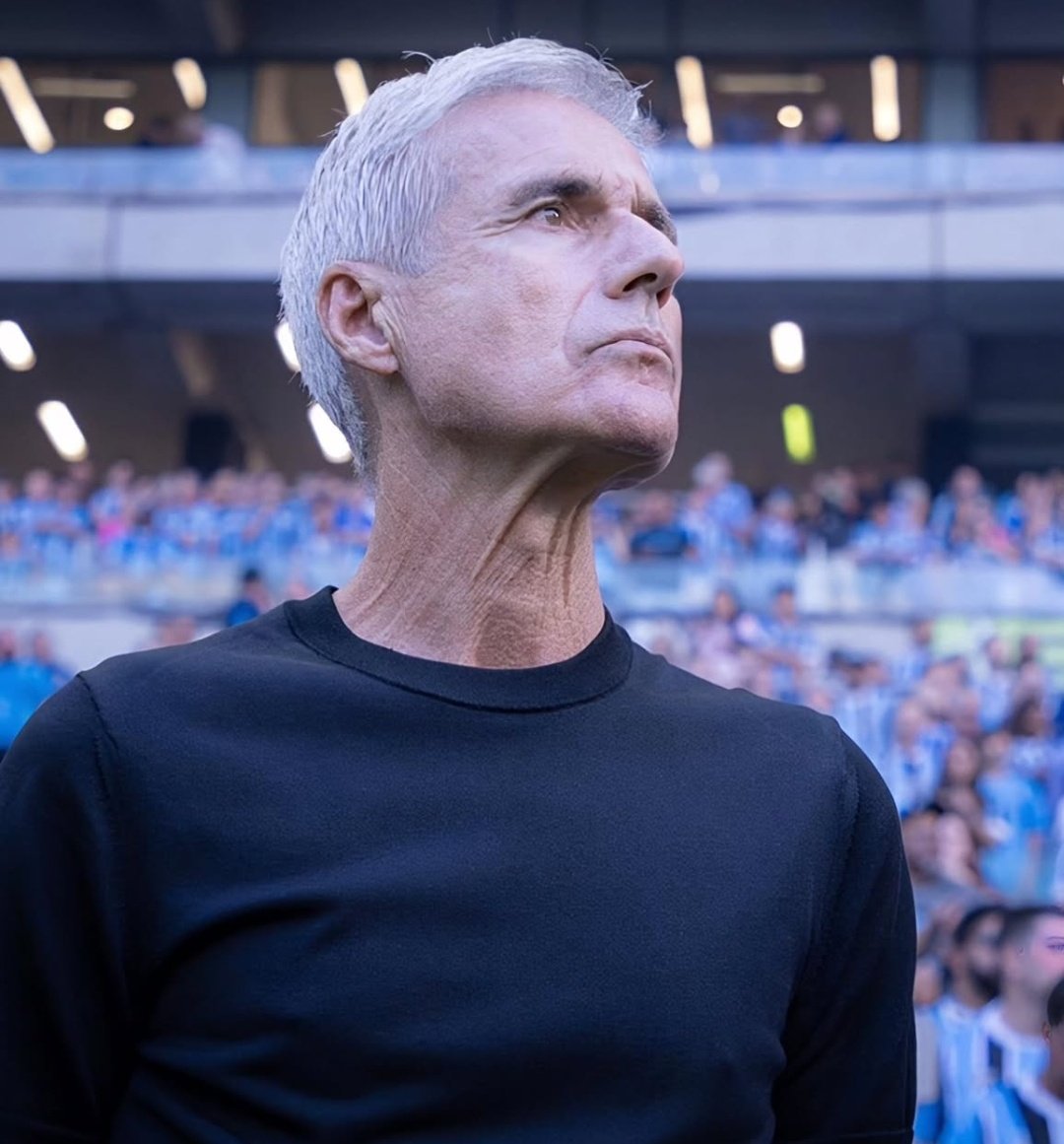 GremioTimeLine's tweet photo. COMO EU VOU SUSTENTAR E ACREDITAR NO "TRABALHO" DO LUIS CASTRO NO GRÊMIO? 

ERA SO VENCER O TORQUE E O CORINTHIANS, TERMINAVA ENTRE OS 10 E PRIMEIRO NA SUL AMERICANA. 

MAS NÃO VAI LA E ME FERRA COM TUDO AGORA VAMOS PARA REPESCAGEM E VAMOS FICAR A COPA DO MUNDO PERTO DO Z4 

PARABÉNS, LUIS CASTRO 👏🏻👏🏻👏🏻