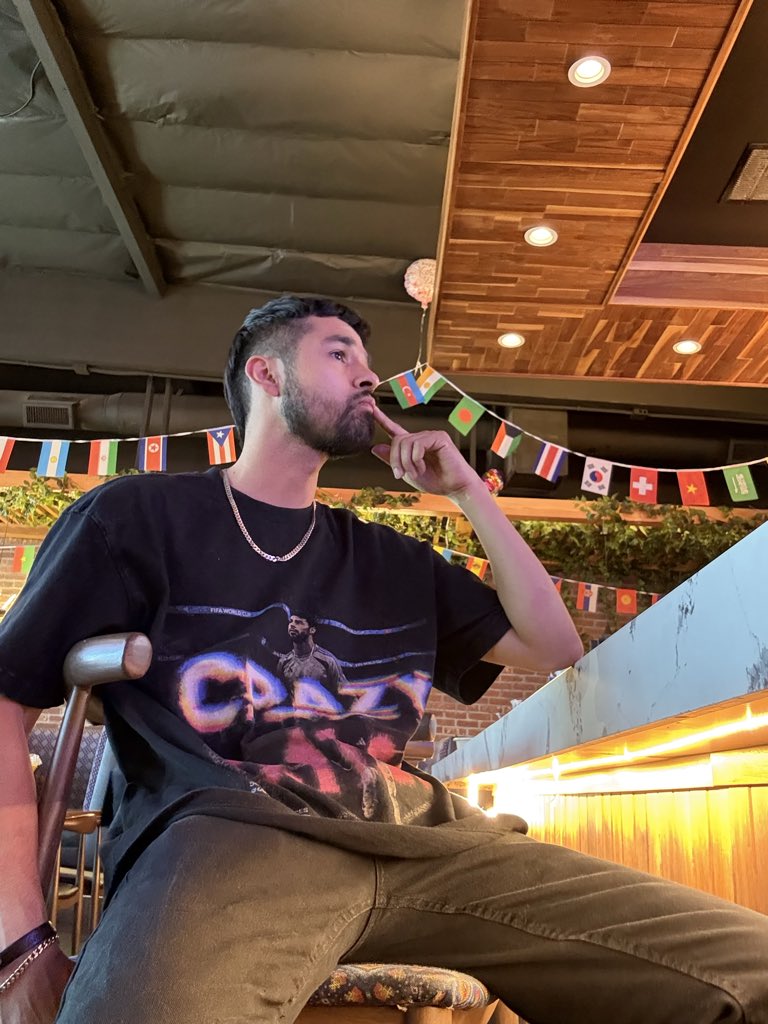 deejaylightsoff's tweet photo. Me: “Should I remain independent or sign a label deal?”

The waitress:

“Your DoorDash order is ready.”

💀 https://t.co/uEKpAhOMqL