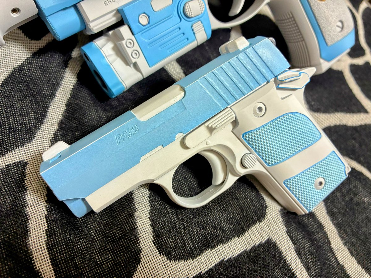 tecchiringo's tweet photo. クラウンモデルのよく飛ぶP238も薄いブルーホワイトに塗ってみる
 #エアガン塗装 https://t.co/kT5i7hQDAi
