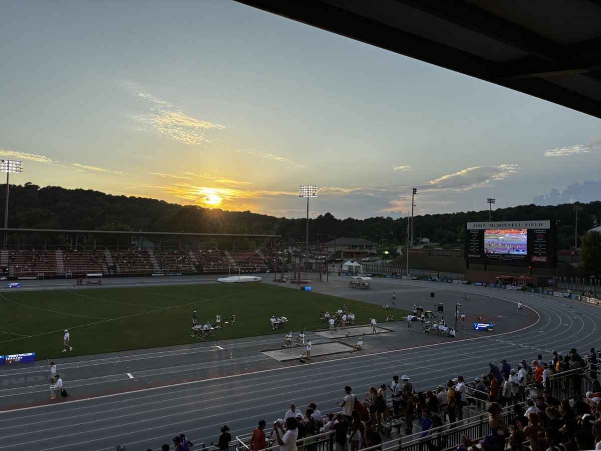 ZagRunning's tweet photo. Final Night in Fayetteville #ncaawestprelims https://t.co/yOtusXIvPZ