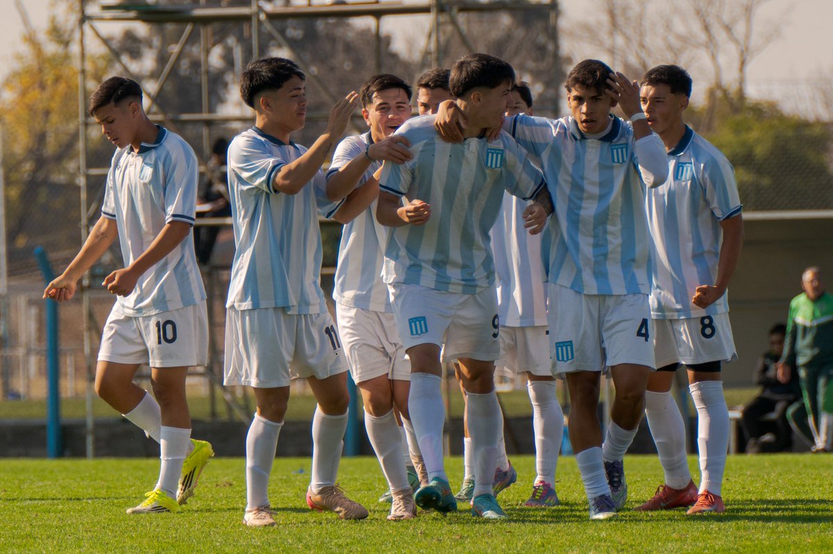 _lanumerouno's tweet photo. #JuvenilesRacing vs. Sarmiento 

4ta: 3-1 (S.Ranalli, L.Milito y L.Firmapaz).
5ta: 3-4 (B.Chatruc, M Melluso y J.Arias).
6ta: 4-2 (B.Borowik -2-, J.Ortiz y L.Acevedo)
7ma: 3-2 (B.Caamaño, E.Segovia y F.Alcaraz).
8va: 0-3.
9na: 2-0 (N.Barreto y F.Balsano).

📷 @RacingClub https://t.co/YpEkfIJIgG