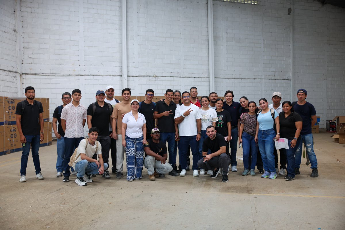 kerguelenhugo's tweet photo. El 1 de febrero el agua se llevó muchas cosas. Pero no se llevó las ganas.
Desde este lunes le devolvemos a nuestros emprendedores su motor: neveras, estufas industriales, compresores, guadañas, kits de belleza y barbería, carritos de perro y de obleas. 10 días de entregas.
El que produce, levanta a Montería.
Vamos pa’ lante.