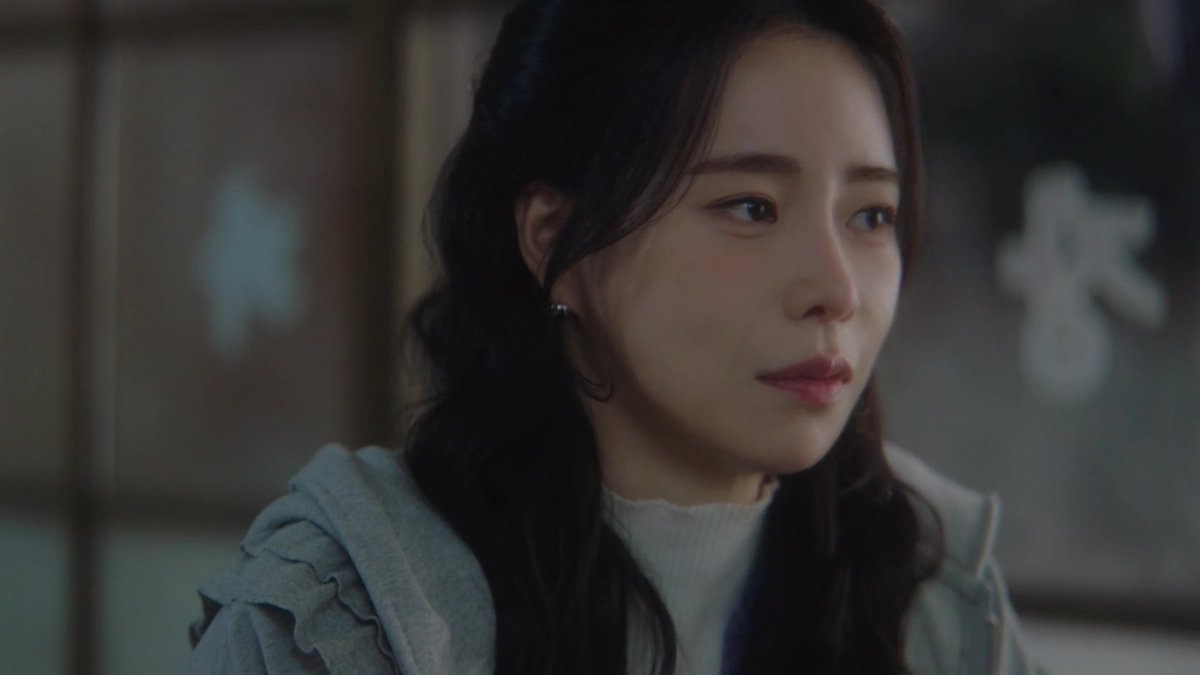 ramblingsofafan's tweet photo. Seori knows Segye didn't eat whole day and invites him to a hearty meal at hers &amp; his grandpa's favourite place because she figured they had similar palate. While SG takes her to the river if he can't drive her to the ocean to make her happy,
#MyRoyalNemesisEp8 #MyRoyalNemesis https://t.co/4EHrw1B2JR