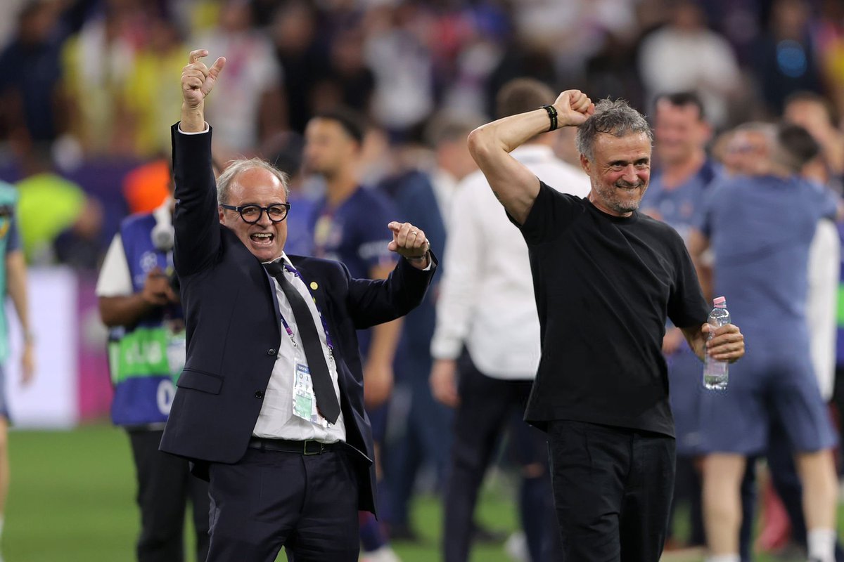 ActuFoot_'s tweet photo. 🚨 Les plans du PSG pour le mercato estival :

👉 Recruter un défenseur central qui peut jouer latéral droit.

👉 Recruter un latéral gauche.

👉 Recruter un joueur offensif.

Tout ça, avant les départs. 👋 

🗞️ @Tanziloic https://t.co/ogkbJJnPI7
