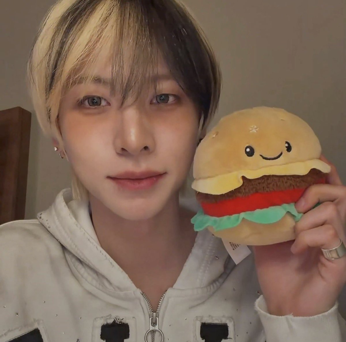 yennie 𑣲⋆ tweet media