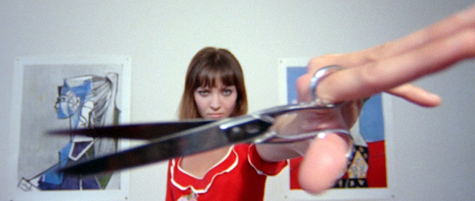 films7's tweet photo. Robert Bresson, Jean-Luc Godard, Paul Valéry :
Quand couper, quand finir ? Quand dire d'une oeuvre qu'elle est achevée ?
JEAN-LUC GODARD à Robert Bresson : 
"Et comment voyez-vous les questions de forme — si l'on peut dire ? Je sais bien qu'on n'y pense pas tellement, en tout cas pendant, mais on y pense avant, et on y pense après. Par exemple, quand on découpe, on n'y pense pas. En même temps, je me demande toujours, après : pourquoi ai-je coupé là plutôt que là ? Et chez les autres aussi, c’est la seule chose que je n’arrive pas à comprendre : pourquoi couper ou ne pas couper ?"

ROBERT BRESSON : "Je crois, comme vous, que c’est une chose qui doit devenir purement intuitive. Si elle n’est pas intuitive, elle est mauvaise. En tout cas, pour moi, c’est la chose la plus importante."

JEAN-LUC GODARD : "Ça doit pouvoir, quand même, s'analyser..." 

ROBERT BRESSON : "Moi, je ne vois mon film que par la forme. C’est curieux : quand je le revois, je ne vois plus que des plans. Je ne sais pas du tout si le film est émouvant ou non."

JEAN-LUC GODARD : "Je crois qu'il faut très longtemps pour arriver à voir un de ses films. Un jour, vous vous trouvez dans un petit village, au Japon ou ailleurs, et puis vous revoyez votre film. A ce moment-là, on peut le recevoir comme un objet inconnu, au même titre qu’un spectateur normal. Mais je crois qu’il faut vraiment très longtemps. Il faut aussi ne pas être préparé à recevoir le film."

ROBERT BRESSON : "Pour moi, et j’y reviens, j’attache une énorme importance à la forme. Enorme. Et je crois que la forme amène les rythmes. Or, les rythmes sont tout puissants. C’est la première chose. Même quand on fait le commentaire d'un film, ce commentaire est d'abord vu, senti, comme un rythme. Ensuite, il est une couleur (il peut être froid ou chaud), ensuite, il a un sens. Mais le sens arrive en dernier."
(Entretien avec Robert Bresson, par Jean-Luc Godard et Michel Delahaye, Cahiers du cinéma 178, mai 1966)

Paul Valéry : "Quand dire d'une oeuvre qu'elle est achevée ? A quel moment ? Il faudrait un événement-signal." (Cahiers Poïétique, Pléiade) 

Dominique Païni : "Quand et pourquoi finir ? Quand et pourquoi couper ou laisser durer une scène ou un plan séquence ? Dramatiser des manques par des ellipses narratives, différer la fin d'un désir en ne bouclant pas une fiction, ouvrir une oeuvre pour que, par ce ratage mortel que constitue un inachèvement, la vie s'y engouffre et finisse d'elle-même le travail. Utopie morale et choix de style. Mais ne s'agit-il pas encore de constater le gouffre qui sépare la représentation et un réel désirable ? Le caractère vestigial de certains films ou leur forme "en débris" (trouvés à la ferraille, dirait Godard) seraient les restes de l'expérience de ce gouffre." (Dominique Païni, L'expérience du gouffre, L'inachèvement au cinéma Cahiers du cinéma 376, Octobre 1985)
