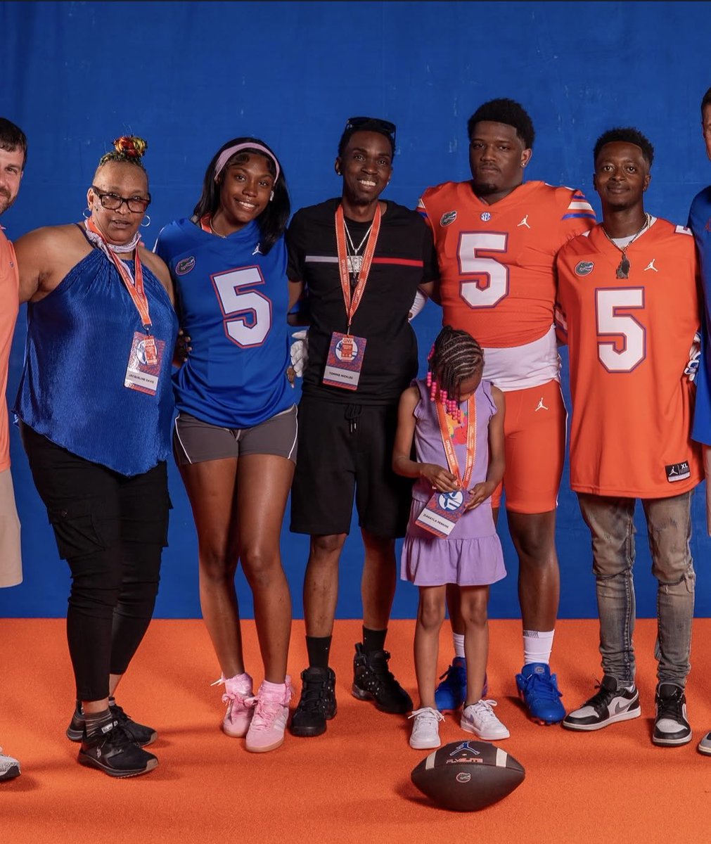 CadenAlvis05's tweet photo. Four-star linebacker Ellis McGaskin @EllisMcgaskin5 repping orange and blue with the whole family during Florida OV, via his Instagram. https://t.co/WbFWGCR530