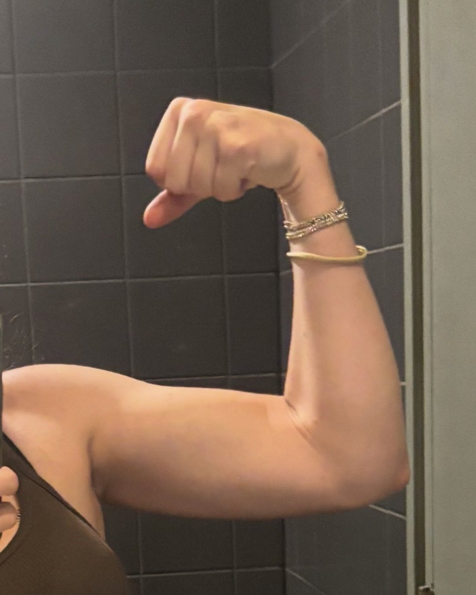 lezbianthoughtz's tweet photo. Trying to get more buff so I can pick up my future gf.. how do we feel about buff femme lesbians https://t.co/Hu6P8hjfCG