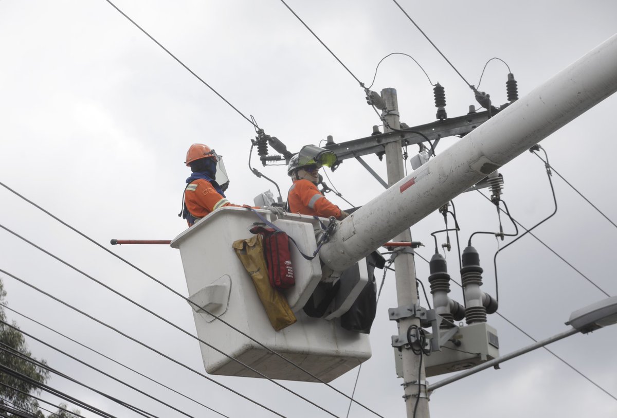 JuanCarlos_Blum's tweet photo. ✅Las labores preventivas en el sistema eléctrico y los mantenimientos programados se cumplieron acorde al cronograma establecido en la Sierra.
-Quito: Mantenimiento en Subestación Alangasí, se realizó la revisión de aislamiento en medio voltaje y del sistema de puestas a tierra. https://t.co/QreY2LsJzX