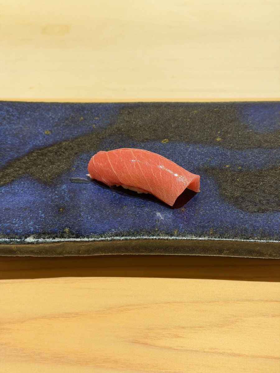 ryowada563's tweet photo. やっと行けました！麻布台ヒルズの【鮨さいとう】へ。昨年ご縁のあった滝本大将のカウンターです。

この日は「少し自由なスタイル」とのことでしたが、基礎が完璧なので美味しさのど真ん中を直球で攻めてきます。
麻布台マーケットの賑やかさから、一瞬で「さいとうワールド」へ誘われる隠れ家的な立地も面白い！最高でした😊

＃鮨さいとう＃麻布台ヒルズ