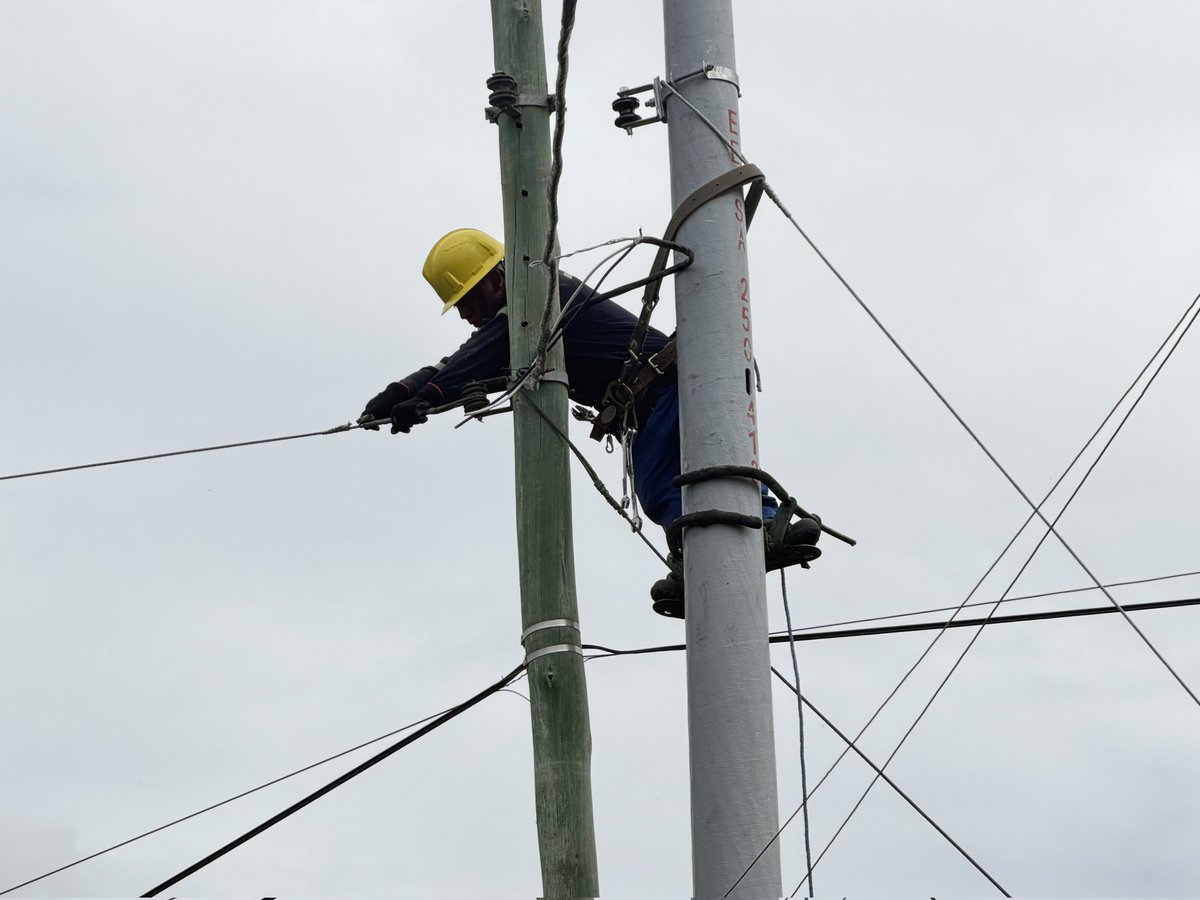 JuanCarlos_Blum's tweet photo. -Riobamba: Cambio de postes y mejoramiento de redes en la parroquia Yaruquíes.

Las labores en las empresas de distribución continuarán a lo largo de esta noche y en la madrugada del 31 de mayo.

Prevenimos, planificamos y trabajamos por un servicio eléctrico de calidad. https://t.co/fE3yxLG2xi