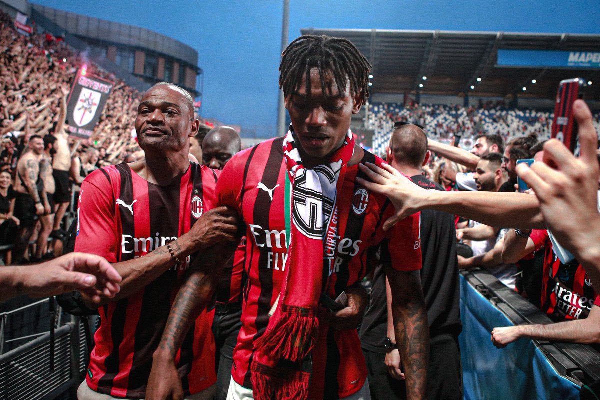 Milanista_023's tweet photo. Aujourd’hui c’est à moi de pleurer Rafa, merci de m’avoir fait vibrer durant toutes ces années, merci d’avoir porté Milan, merci de m’avoir fait vivre un scudetto, tu es mon joueur préféré, je suis tellement triste. Je te soutiendrai jusqu’au bout, bonne continuation… ❤️🏄🏽‍♂️ https://t.co/D28o49yT3e