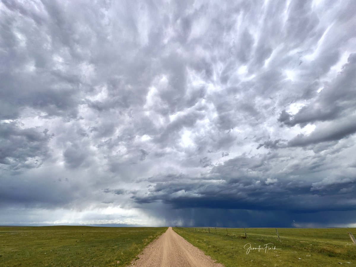 j3nf1nch's tweet photo. Finally! Spring weather on the prairie! Oh how I’ve missed these skies! 
#cowx https://t.co/vvpJ9sNmAi