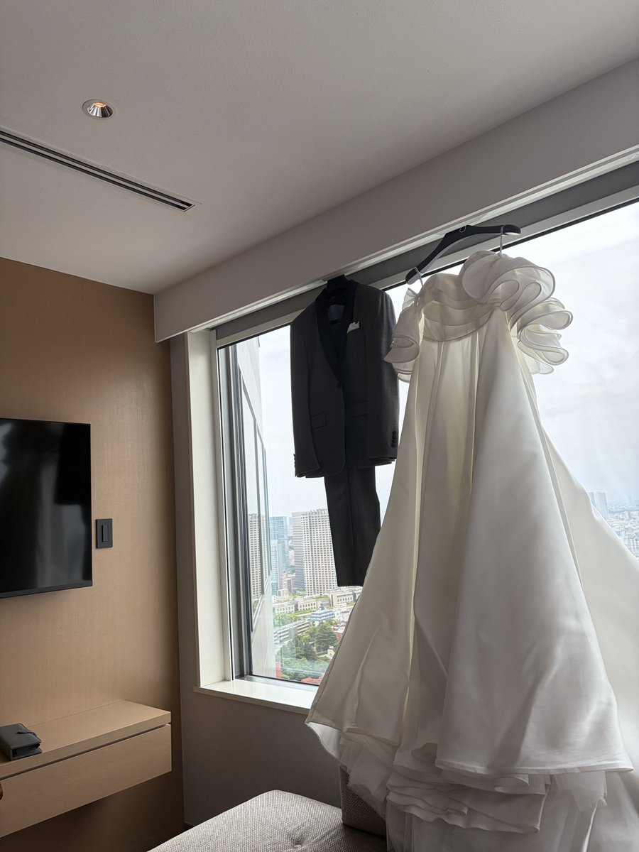 IRk6g's tweet photo. 先日結婚式を挙げました🤵‍♀️ステロイド治療もなんとか12月に終了し、そこから怒涛のダイエット、、➖6キロまでいけました！去年の今頃はムーンフェイスなったらどうしようとか治るかなとか不安だったけど、なるようになってよかった😭 https://t.co/fXnW8FtyL8