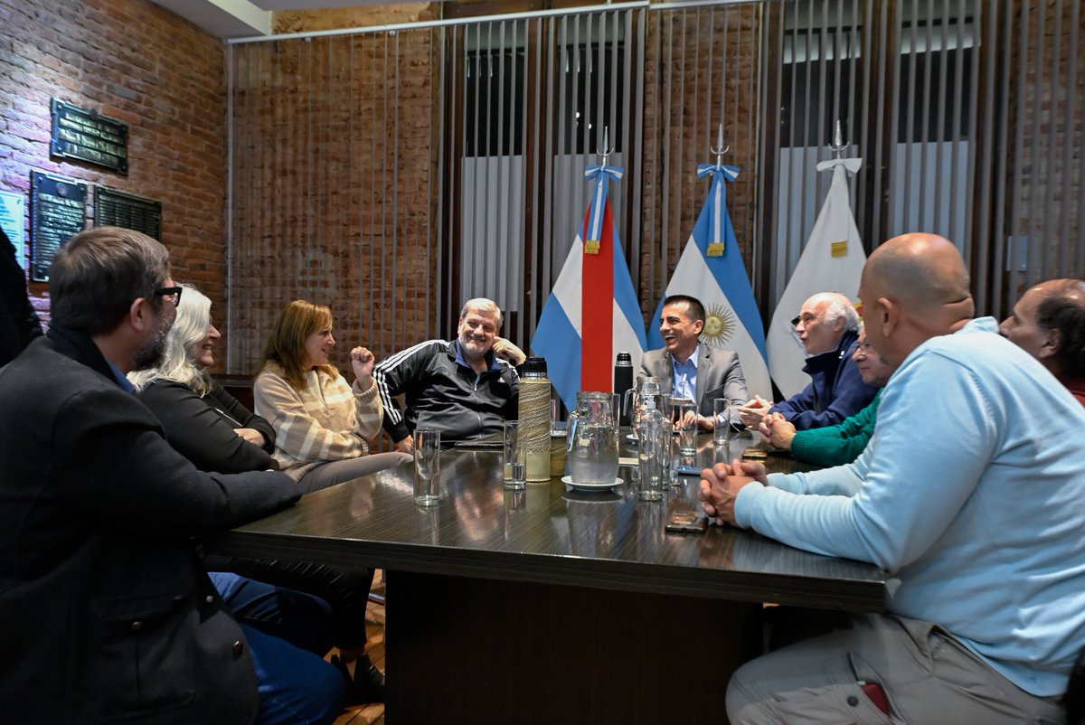 caceresergio's tweet photo. Recibimos en Paraná a Pedro Peretti, escritor e investigador comprometido con los pequeños productores y el desarrollo nacional.

Charlamos sobre la actualidad política y los desafíos que tenemos por delante, en el marco de la presentación de su libro "El campo popular". https://t.co/WRxv9uroFN
