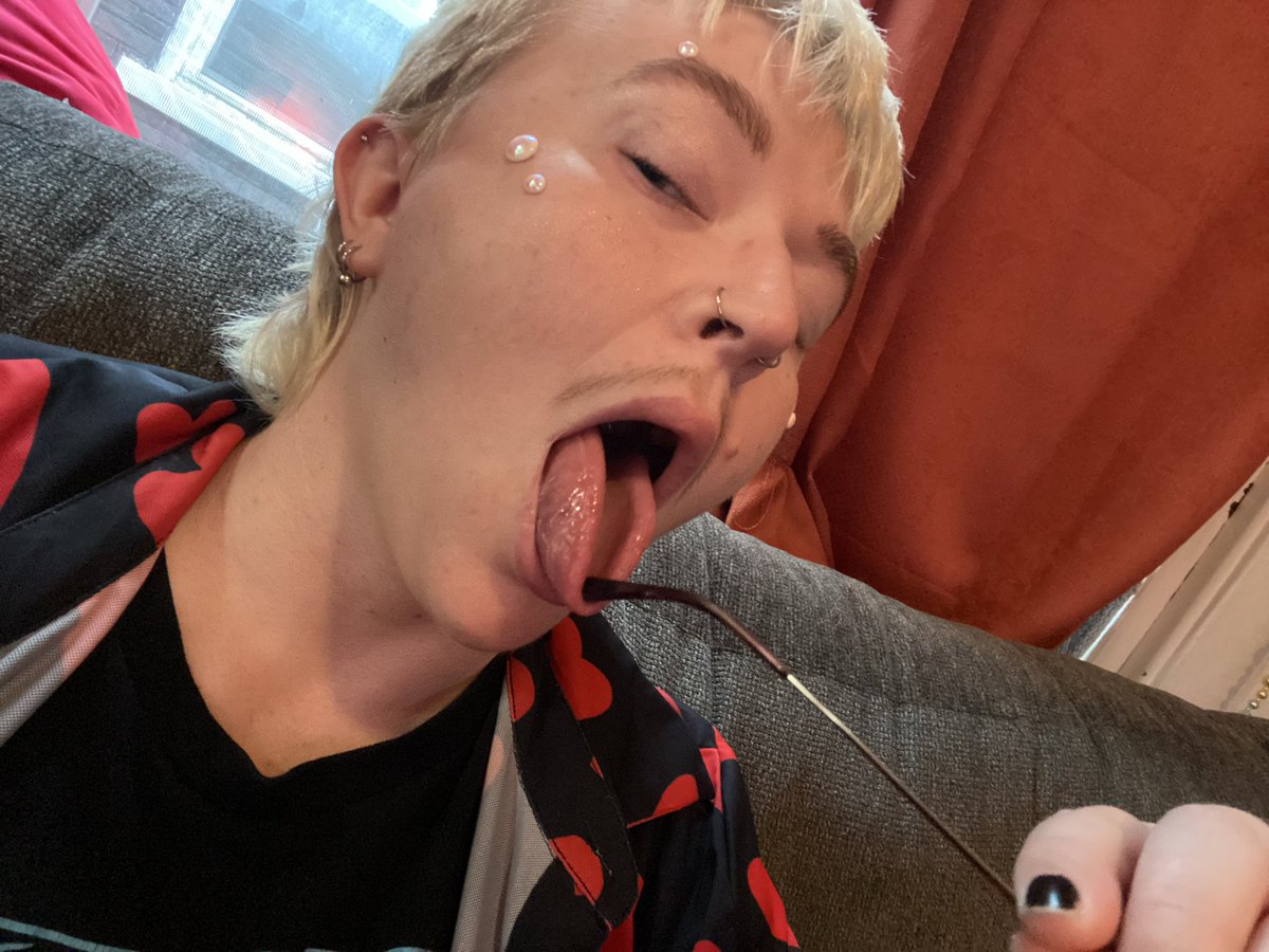 ickycreature2's tweet photo. Tongue n cheek👅 #transmasc #ftm #queer #tboy #puppyboy #18plus #tongue https://t.co/Pnoq4rF5gq