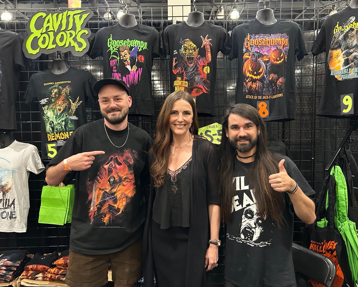 CAVITYCOLORS's tweet photo. Carly Beth herself, Kathryn Long, came by our booth for some GOOSEBUMPS! 💚🎃 https://t.co/1zabmZ51pE
