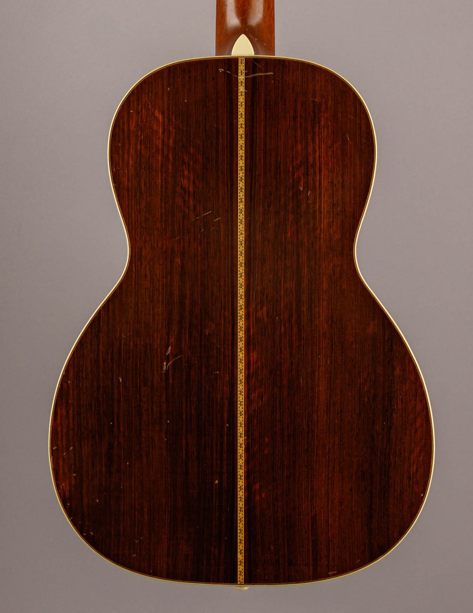 iXgDAdlCFTheAxZ's tweet photo. #ギター好きと繋がりたい
#BrazilianRosewood
あくまで個人的意見です。
Brazilian Rosewoodは
写真のような木取り
これが好きです🎸
かつてBrazilian Rosewoodは
この様な木取りがされていました。
*個人的にはBrazilian Rosewood本来の音の余韻があるように感じています
枯渇が叫ばれ、杢目を売りにした木取りが・・・
現在、新作でこのような木取りをされたギターは見掛けません😅
音について
https://t.co/Q754u6BBU9