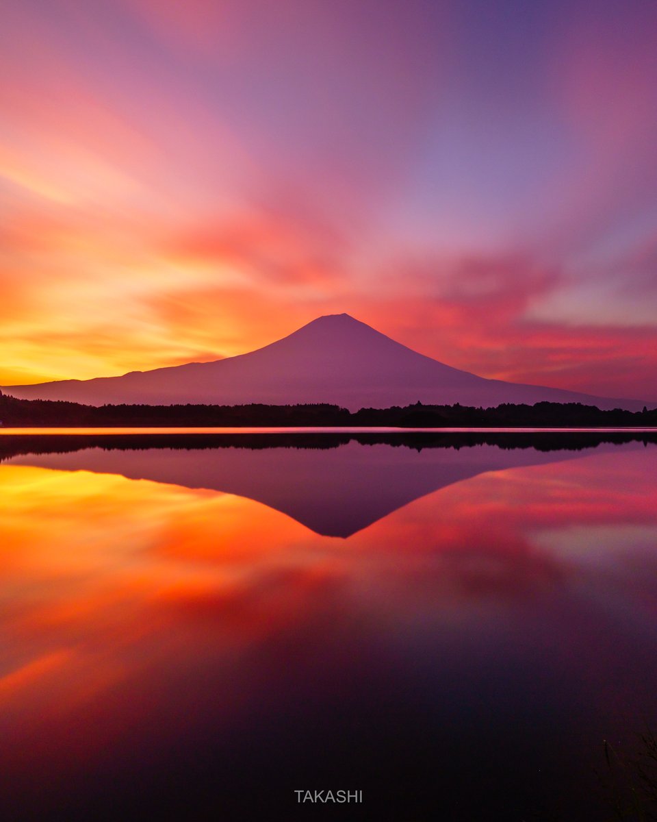 Takashi_LF's tweet photo. 🗻
朝焼けに染まる田貫湖

Lake Tanuki bathed in the crimson glow of the sunrise. https://t.co/jf1fpQ596i