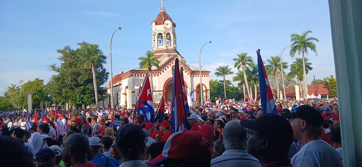 IPVCECamaguey's tweet photo. #100AñosConFidel
#RaulEsRaúl 
Histórica Plaza de la Libertad. Por #Fidel aquel 4/enero, por tantas Victorias, Reclamos, Conciertos y PUEBLO que como hoy la colma de COLOR Y PATRIOTISMO por la defensa de uno de sus MEJORES HIJOS. #LaPatriaSeDefiende
#ConFidelEnCadaAula https://t.co/ca2RPIQLPz
