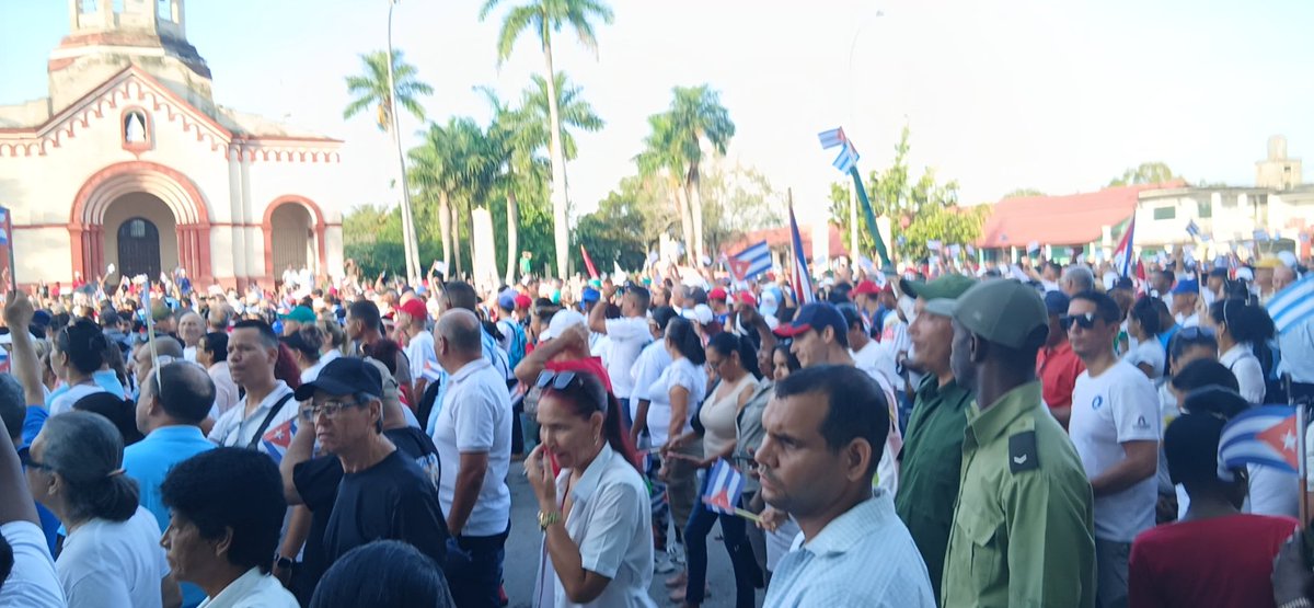 IPVCECamaguey's tweet photo. #100AñosConFidel
#RaulEsRaúl 
Histórica Plaza de la Libertad. Por #Fidel aquel 4/enero, por tantas Victorias, Reclamos, Conciertos y PUEBLO que como hoy la colma de COLOR Y PATRIOTISMO por la defensa de uno de sus MEJORES HIJOS. #LaPatriaSeDefiende
#ConFidelEnCadaAula https://t.co/ca2RPIQLPz