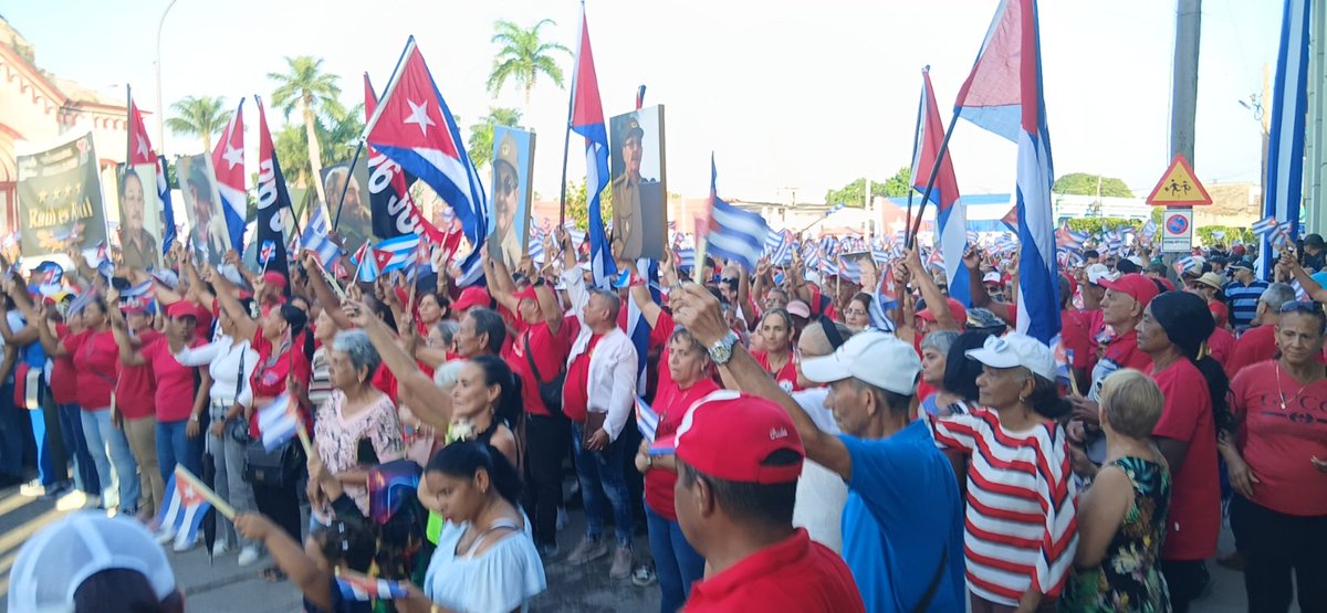 IPVCECamaguey's tweet photo. #100AñosConFidel
#RaulEsRaúl 
Histórica Plaza de la Libertad. Por #Fidel aquel 4/enero, por tantas Victorias, Reclamos, Conciertos y PUEBLO que como hoy la colma de COLOR Y PATRIOTISMO por la defensa de uno de sus MEJORES HIJOS. #LaPatriaSeDefiende
#ConFidelEnCadaAula https://t.co/ca2RPIQLPz