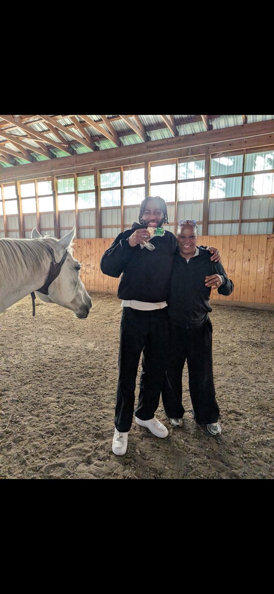 CuseCoachJack's tweet photo. Last pic! This filled my day!!! Love horses BUT scared of them too. 🙊😂🍊🧡 https://t.co/y9E9bdUv0S