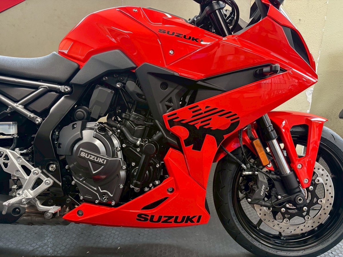 hohgiom's tweet photo. #スズキ  #GSX8R オレンジ🍊が入荷‼️
ストリートでの存在感抜群😁気になっている方は是非、ご連絡下さい🙇‍♂️#広島 #オートバイ #バイク #hoh5 https://t.co/XFxDE3dIqq