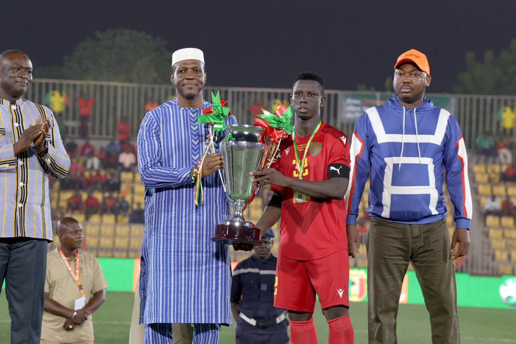 GouvMali's tweet photo. Le Premier ministre, Chef du gouvernement le Général de Division Abdoulaye Maïga, a remis ce samedi 30 mai 2026 la Coupe du Mali au Djoliba AC, vainqueur de cette finale par le score de deux (2) buts à zéro (0) face au FC Diarra. Le match s’est tenu au stade Mamadou Konaté. https://t.co/tnABSuXvkl