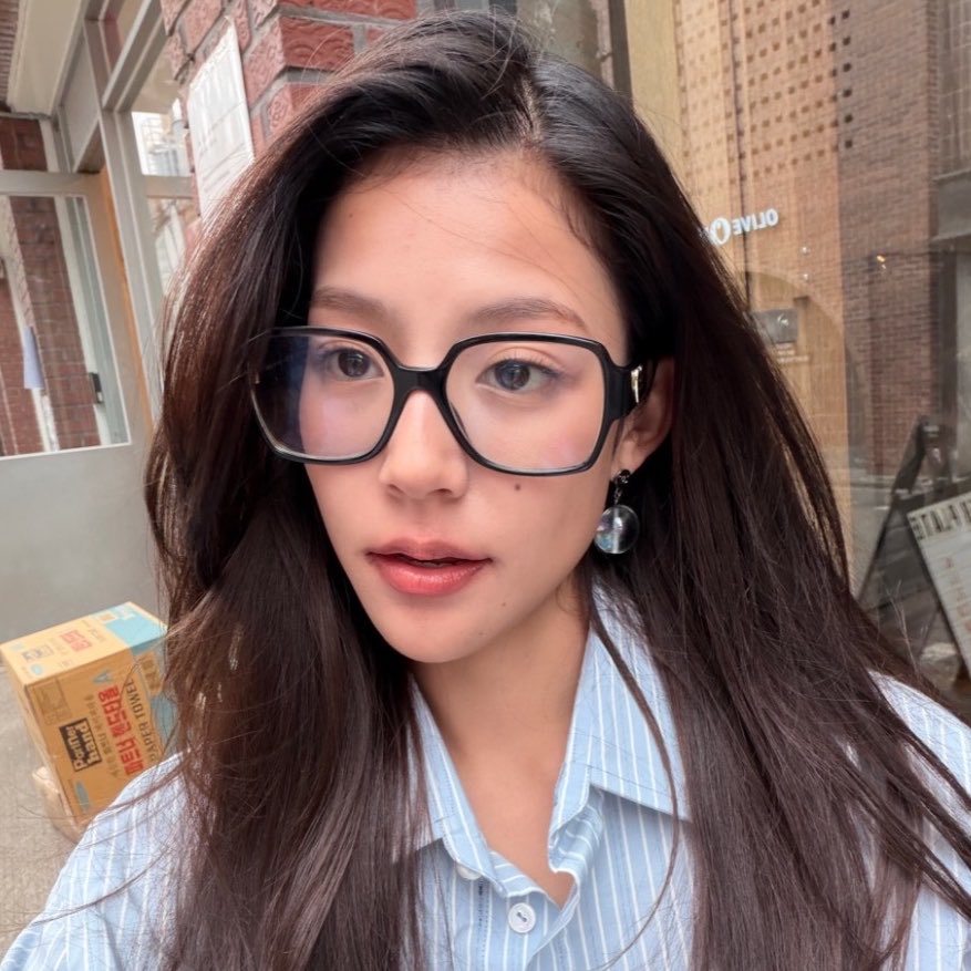 applebaipor's tweet photo. hello baipor in glasses is so so so cherished by me ! https://t.co/0XJozHREjN
