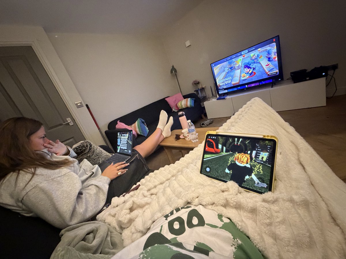 florencen67's tweet photo. Just 2 girls playing Roblox https://t.co/csgY9uSxW0