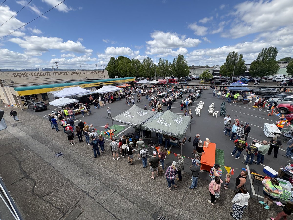 cowlitz_labor's tweet photo. People are still showing up to the community barbecue at Bob's Sporting Goods. We'll be here until 7:00 today - come down, get some food and a drink, and help support #LongviewWA workers and families impacted by the Nippon Dynawave tragedy!
#LongviewStrong https://t.co/1jTEtVCvdQ
