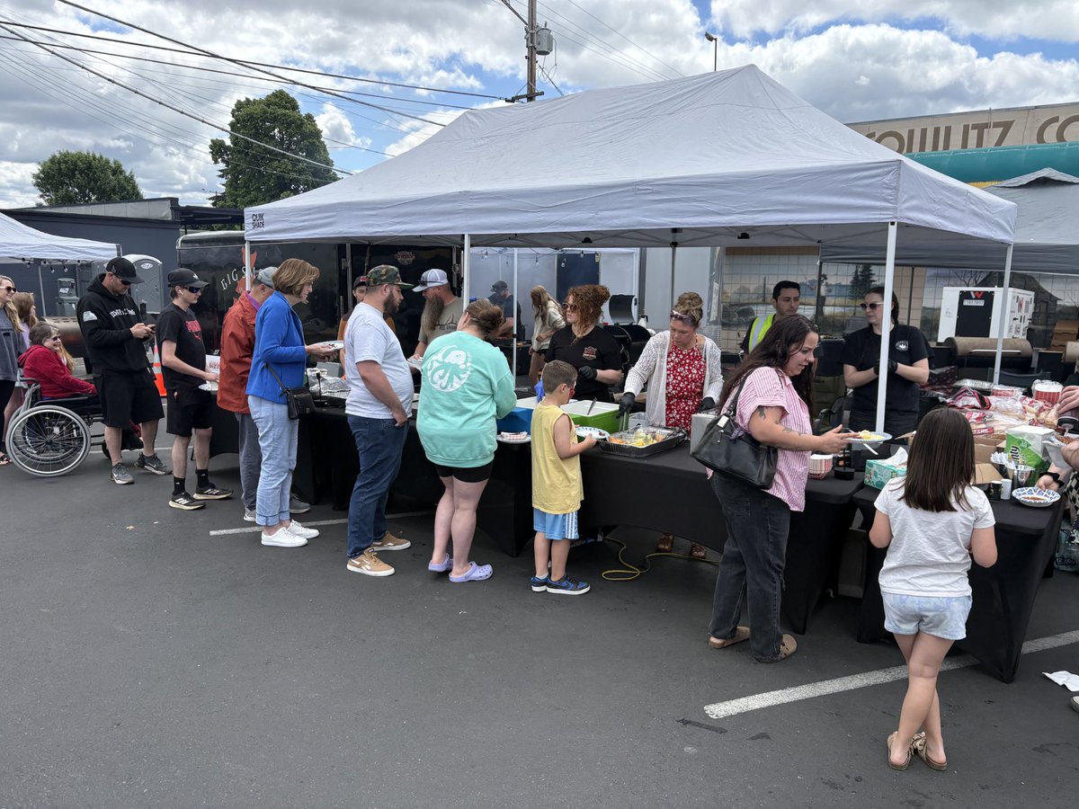 cowlitz_labor's tweet photo. People are still showing up to the community barbecue at Bob's Sporting Goods. We'll be here until 7:00 today - come down, get some food and a drink, and help support #LongviewWA workers and families impacted by the Nippon Dynawave tragedy!
#LongviewStrong https://t.co/1jTEtVCvdQ