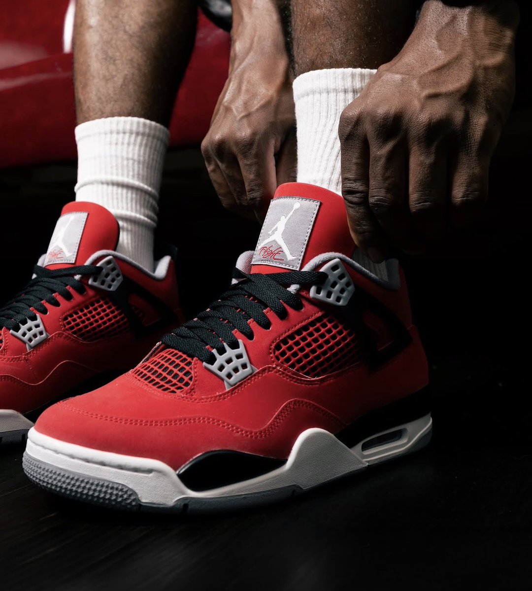 SNKR_TWITR tweet media