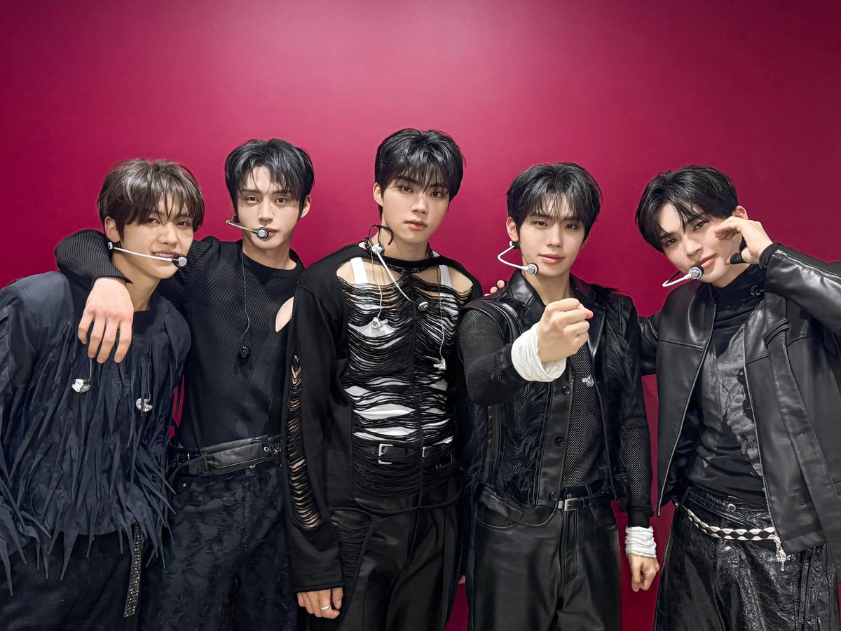 dispatchbaseone's tweet photo. [CONTROVERSY] Kim Taerae reportedly celebrated immediately after Music Core results were announced. Sources claim the idol's first concern was not the trophy, but an upcoming hiking trip. https://t.co/3Mg9lEkOrm