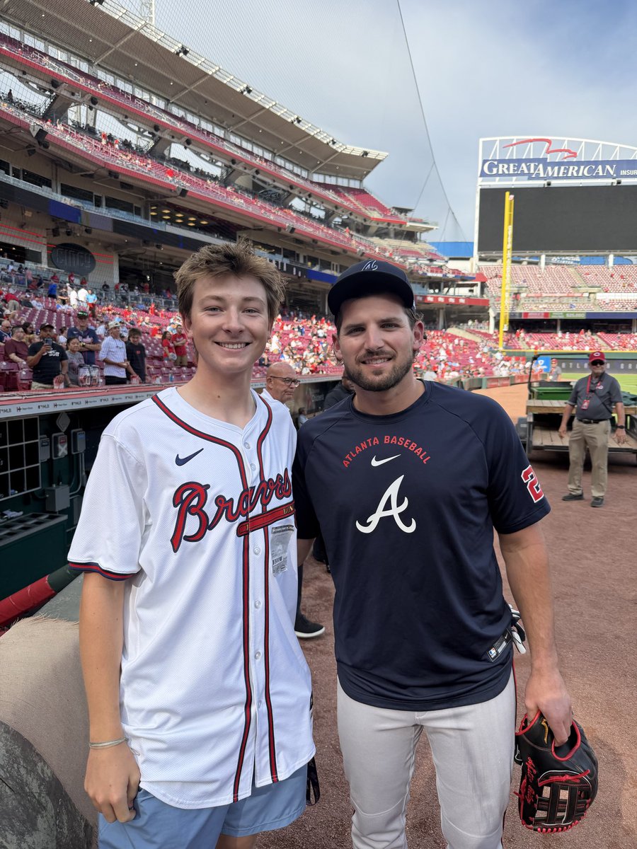 LarryWCash's tweet photo. I guess my son is officially taller than the Braves third baseman now!  He got to update a selfie he took in 2022. https://t.co/vlbTOG9skn