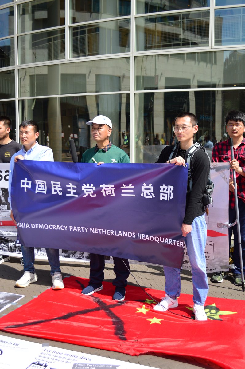 anticcpnl's tweet photo. 🕯️ 拒絕遺忘，追究責任！

2026年5月30日，民運人士、基督徒與諸獨人士齊聚荷蘭海牙市政廳前，沉痛悼念1989年「六四」天安門大屠殺。

現場透過真相海報、圖片展覽、派發英文傳單及接力演講，向世界傳遞最清晰的聲音：歷史不容抹殺，我們將持續要求中共為屠城負責！

 #毋忘六四 #天安門屠殺 https://t.co/H4o0CyFjX9