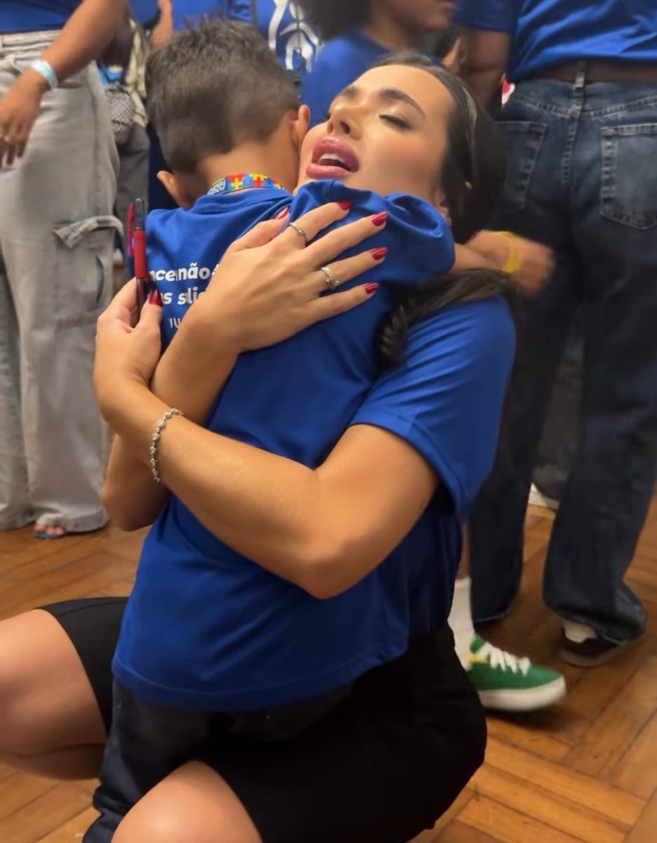 thixlari's tweet photo. ela e os pequenos 💙 https://t.co/YVuchSopjq