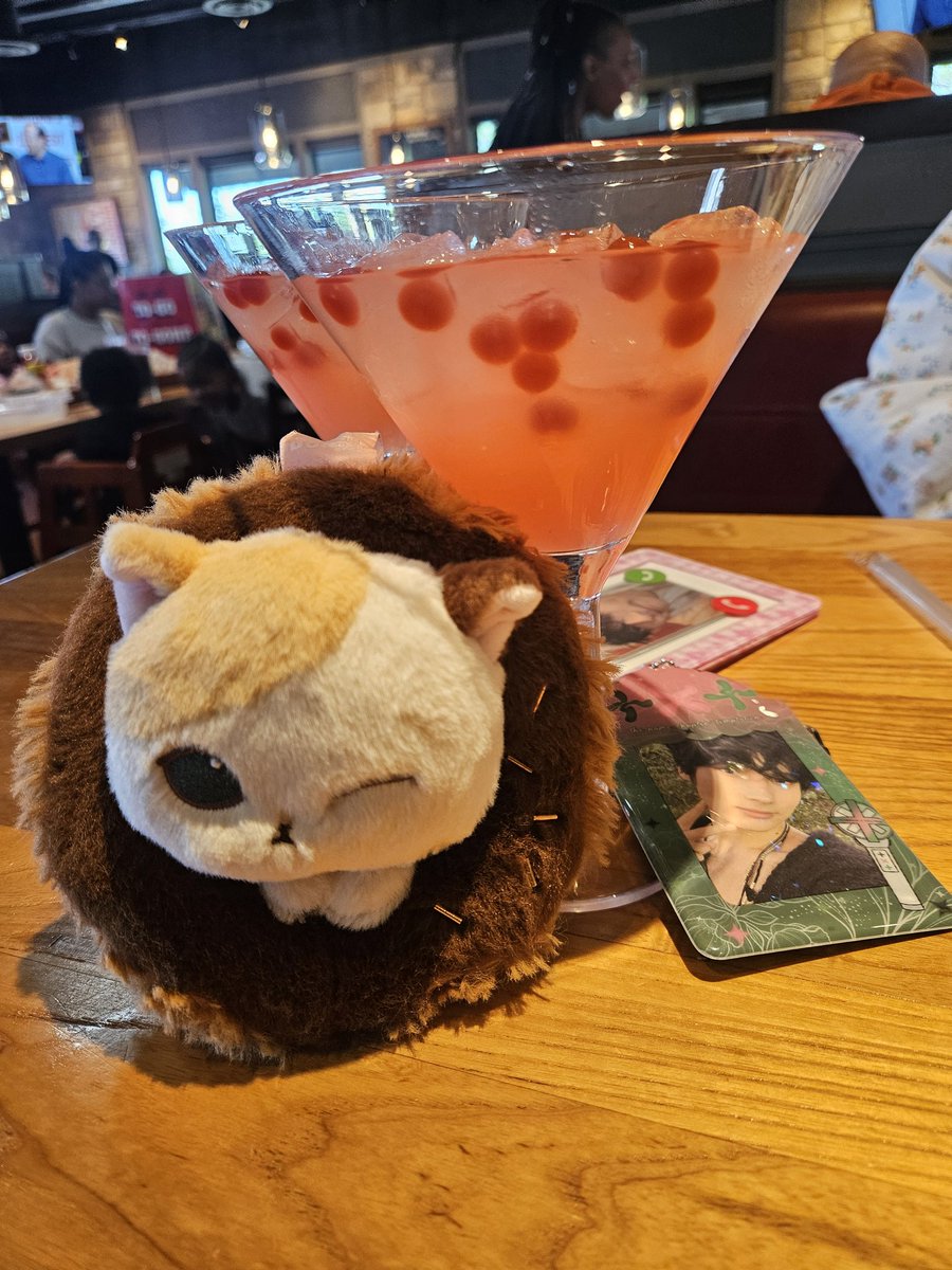 Unhingedbias's tweet photo. Chili's with @weneverwither 🤭 Had to get the marg of the month hehe and bring the boys along https://t.co/mg9PQ1ZBCy