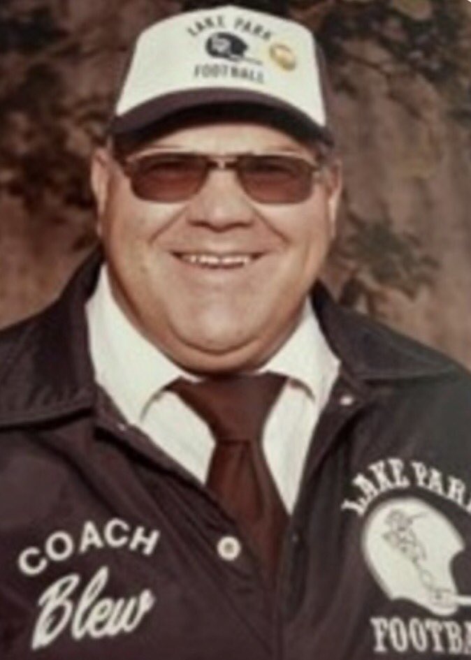 LPAthleticDept's tweet photo. The Lake Park athletic community mourns the loss of legendary coach Jerry Blew. Coach Blew is HOF member in the @IHSFCA1  @IWCOA and @WIUFootball who spent 3-decades at Lake Park as a teacher, coach, and administrator. 

Rest in peace Lancer for Life 💙 Missed but never forgotten https://t.co/b5tsPnv07C