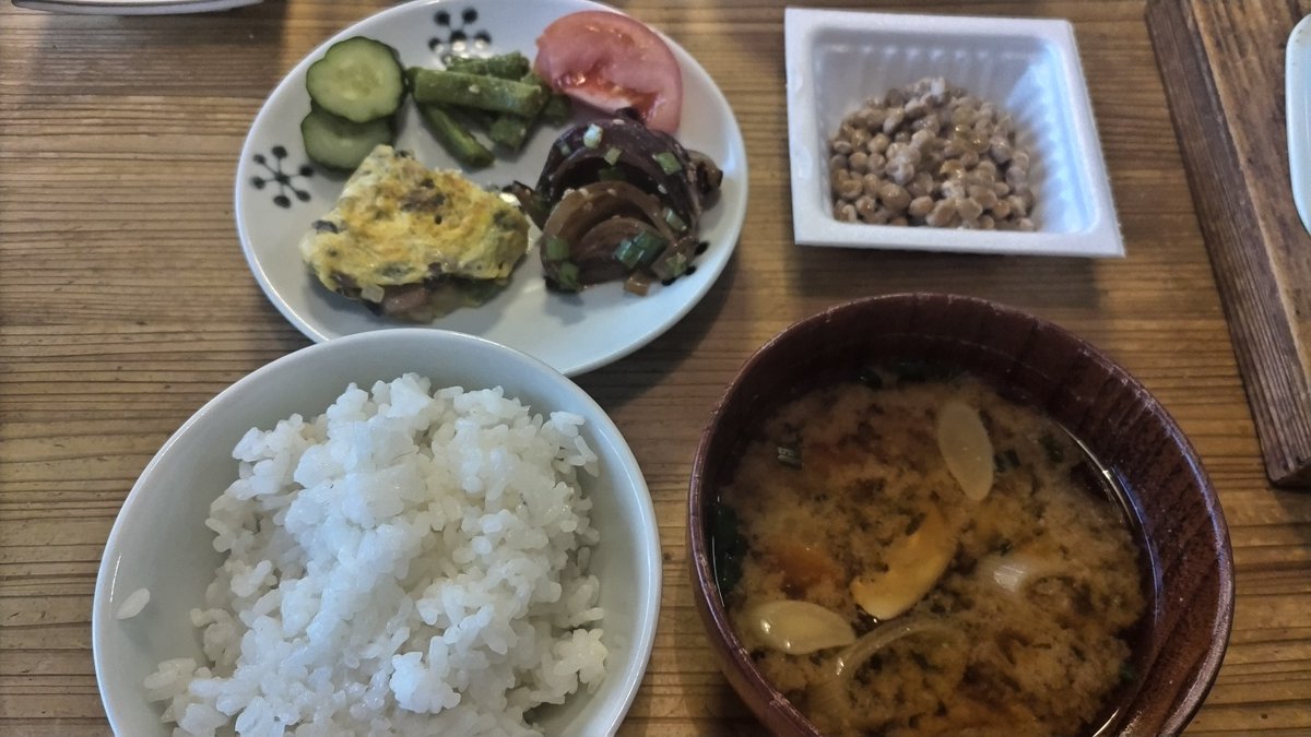 tam_ringg's tweet photo. オムレツ、酢の物、とうろく豆のごま和え、トマト、お漬け物、味噌汁、ごはん。今日も美味しくいただきました。  #朝ごはん https://t.co/b36e4PA5fz
