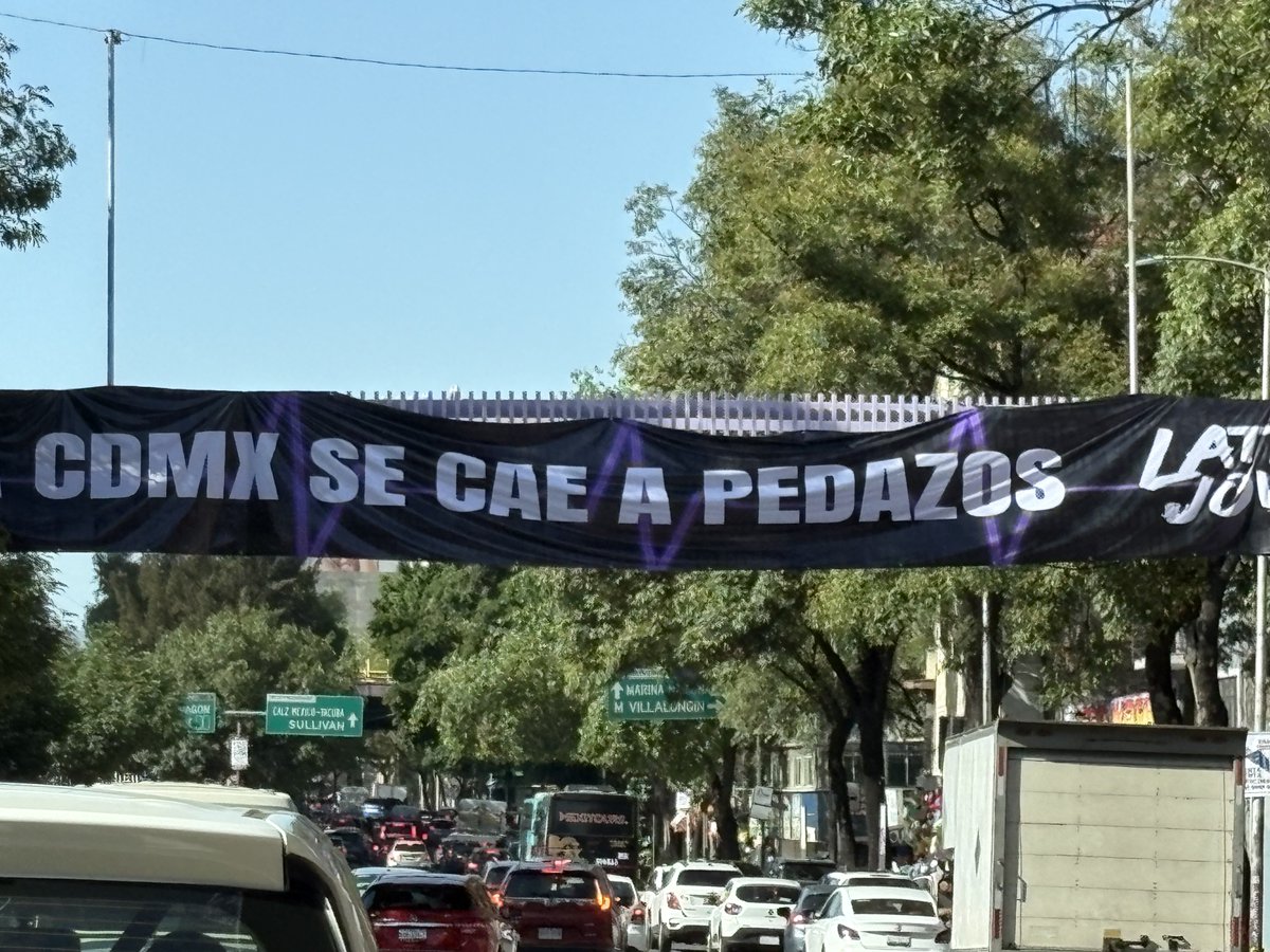 Cnavnav1's tweet photo. Mientras los puentes se pintan de morado con guinda , el grupo LATIDO JOVEN , coloca mantas buscando la recuperación de CDMX. https://t.co/IcImbE6Cc1