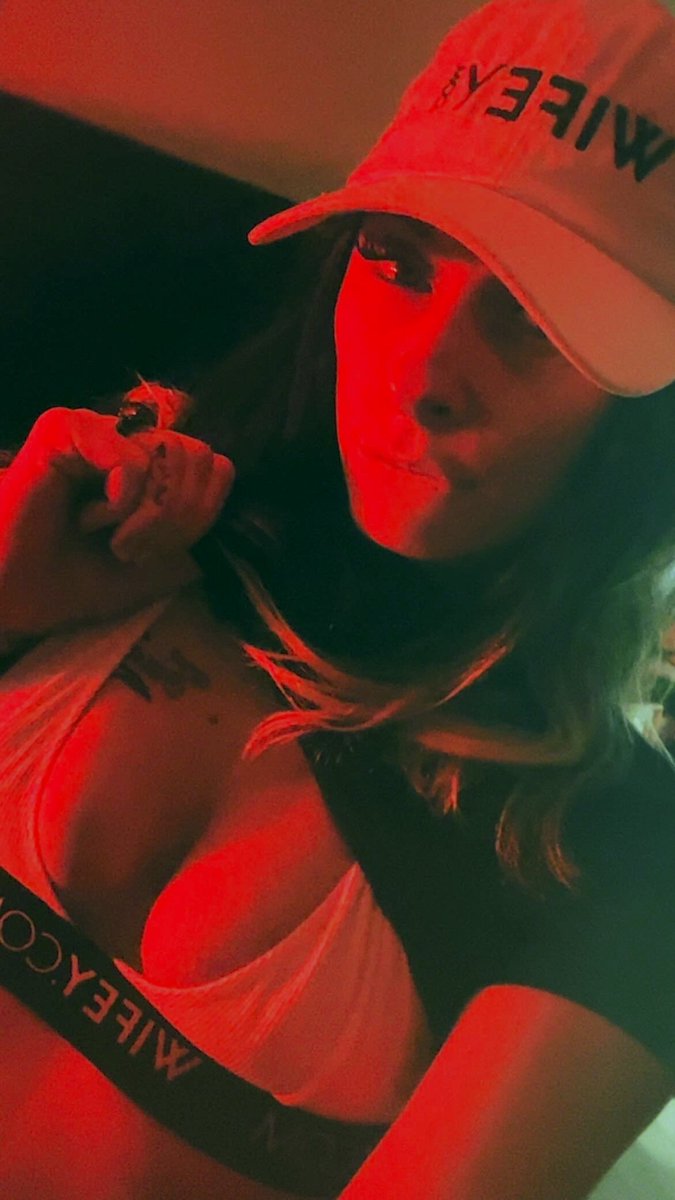 LolaRiley69's tweet photo. Happy Saturday 💋
@wifeyupdates 
#WIFEY #HOTWIFE #MILF #VIXEN https://t.co/kM4yvK6kRM
