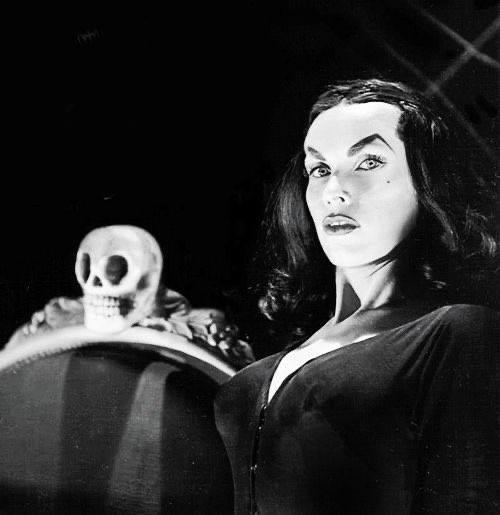 ExplorerMoment's tweet photo. Vampira, 1950s https://t.co/zVbxMhukWr
