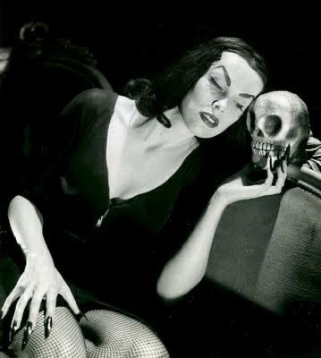 ExplorerMoment's tweet photo. Vampira, 1950s https://t.co/zVbxMhukWr