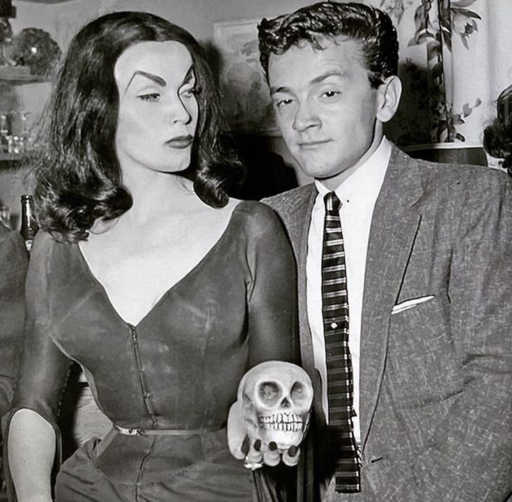 ExplorerMoment's tweet photo. Vampira, 1950s https://t.co/zVbxMhukWr