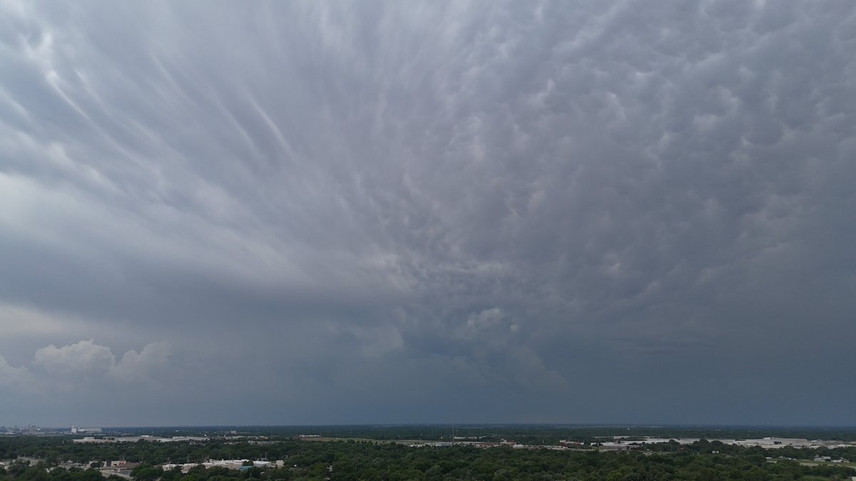 mattesonsc's tweet photo. Storms approaching Wichita KS from the Southwest this evening. Looking Southwest from Park City, KS. #kswx @NWSWichita @CamVenableKAKE https://t.co/lIyLLQfHjm