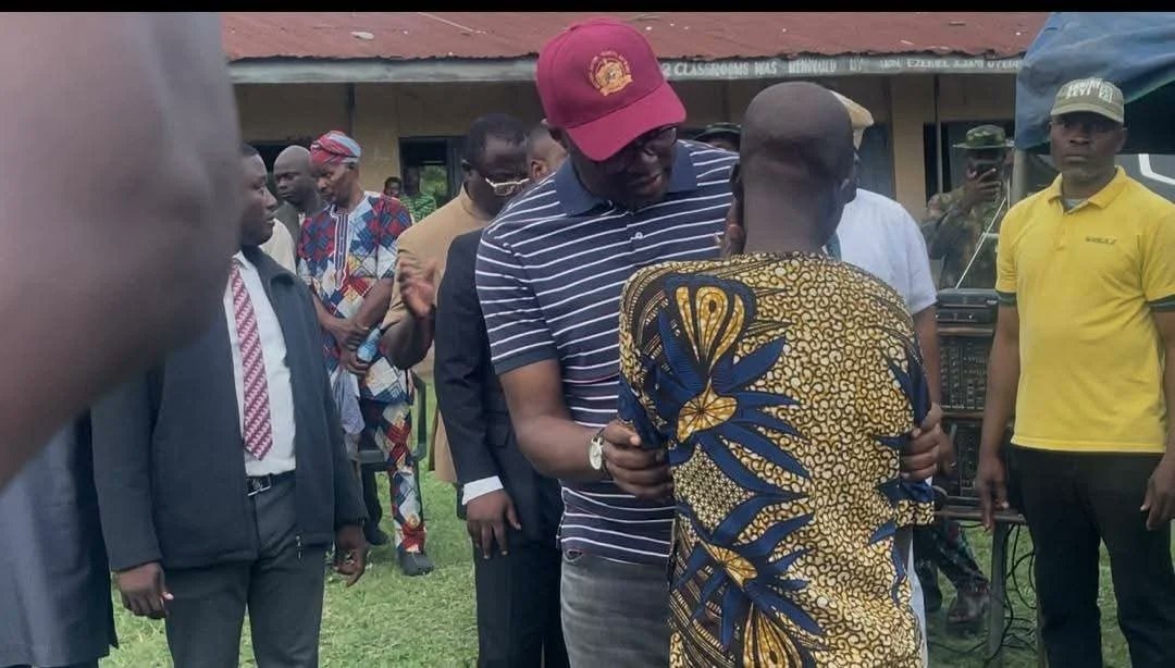 MobilePunch's tweet photo. 𝗩𝗜𝗗𝗘𝗢: 𝗔𝗯𝗱𝘂𝗰𝘁𝗲𝗱 𝗢𝘆𝗼 𝗽𝗿𝗶𝗻𝗰𝗶𝗽𝗮𝗹’𝘀 𝗵𝘂𝘀𝗯𝗮𝗻𝗱 𝗯𝗿𝗲𝗮𝗸𝘀 𝗱𝗼𝘄𝗻 𝗶𝗻 𝘁𝗲𝗮𝗿𝘀, 𝗯𝗲𝗴𝘀 𝗠𝗮𝗸𝗶𝗻𝗱𝗲 𝗳𝗼𝗿 𝘂𝗿𝗴𝗲𝗻𝘁 𝗿𝗲𝘀𝗰𝘂𝗲

𝗥𝗲𝗮𝗱 𝗠𝗼𝗿𝗲: https://t.co/Ohos0g4AKE https://t.co/VcDrH7lGRu